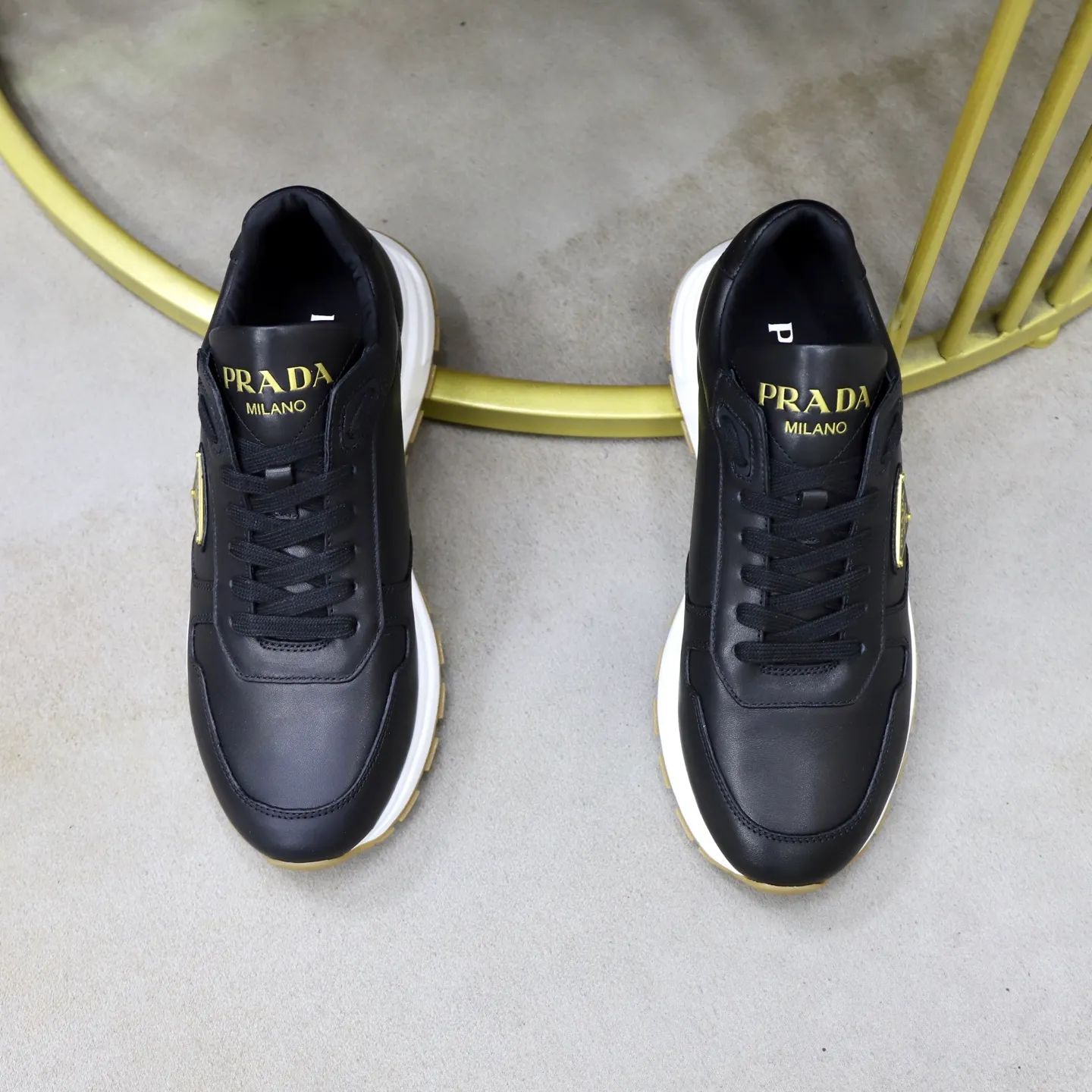 Factory price: 600💰Top original order Brand: PRADA (Prada) Standard code: Men's size 38/44 (45 can be customized) Grade: Same as the official website Material: Original cowhide stitching, cowhide lining, original combination two-color wear-resistant soft outsole Style category: casual sports version, young fashion, European and American trend, British style Color: actual picture color